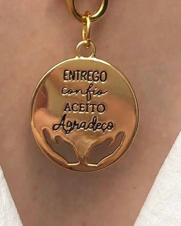 Colar com Medalha “Entrego, Confio, Aceito, Agradeço”