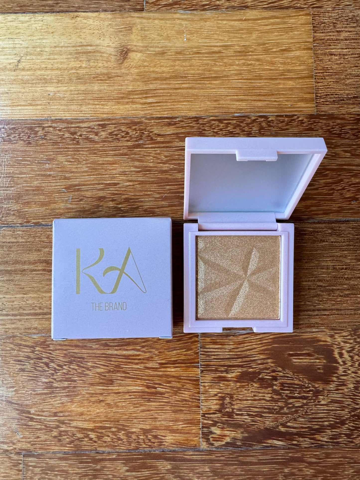 Kit Glam com Bolsa – Paleta de Sombras + Iluminador