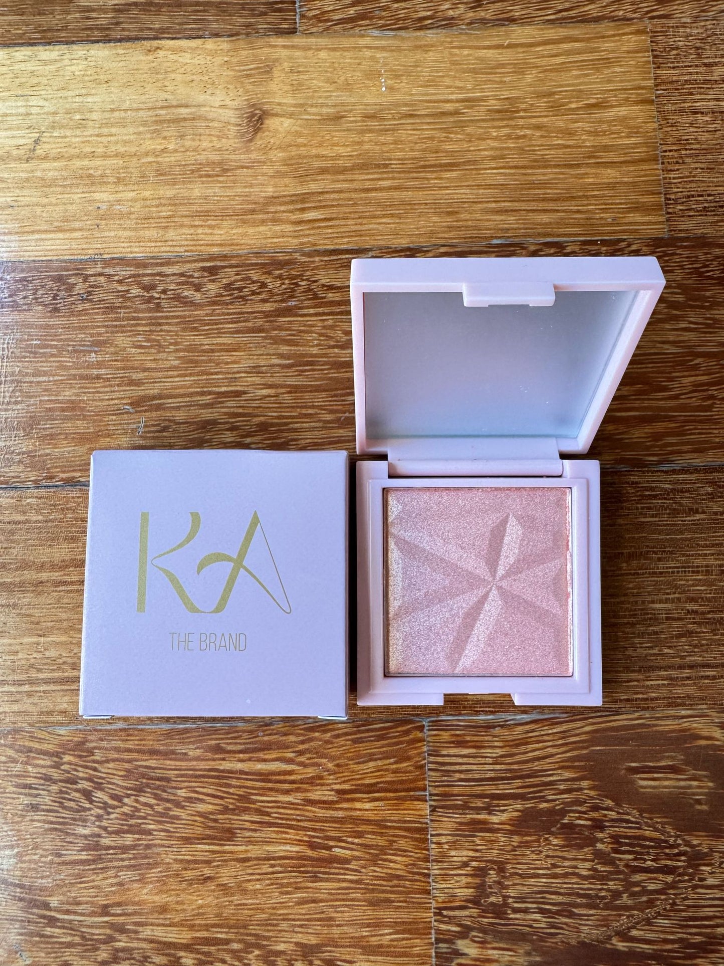 Kit Glam com Bolsa – Paleta de Sombras + Iluminador