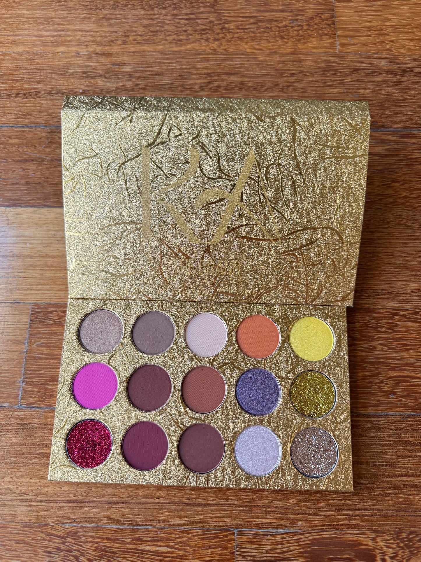 Kit Glam com Bolsa – Paleta de Sombras + Iluminador