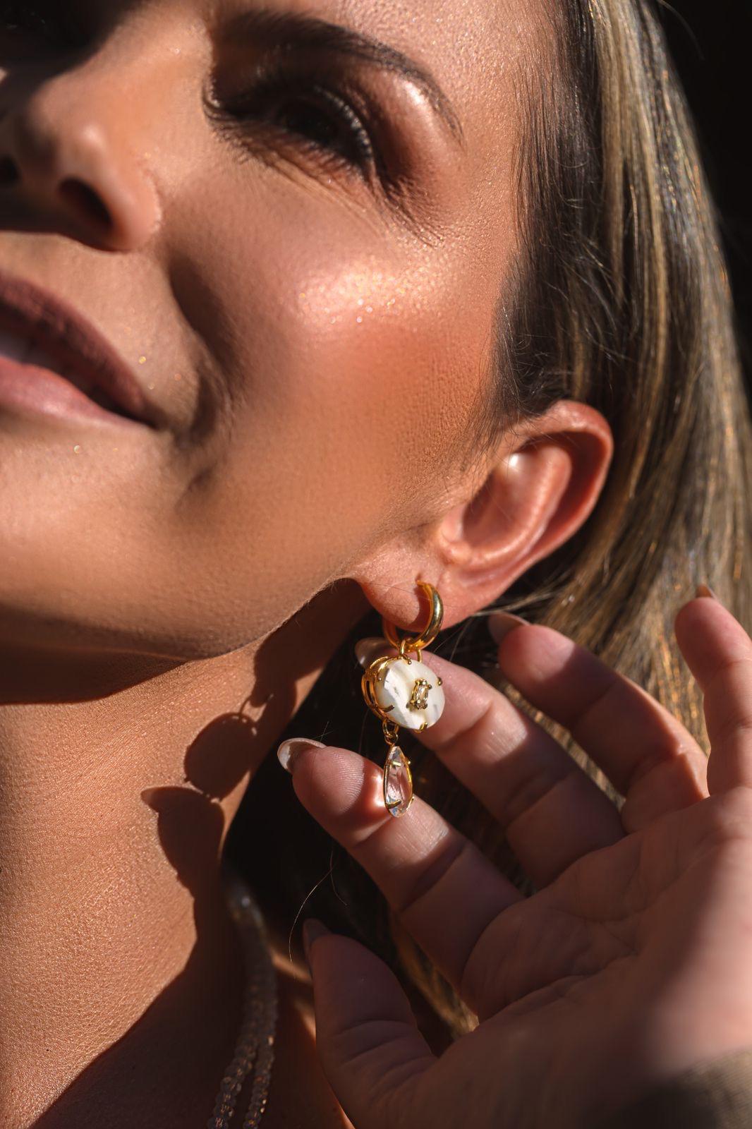 Brincos com Pedra Bege