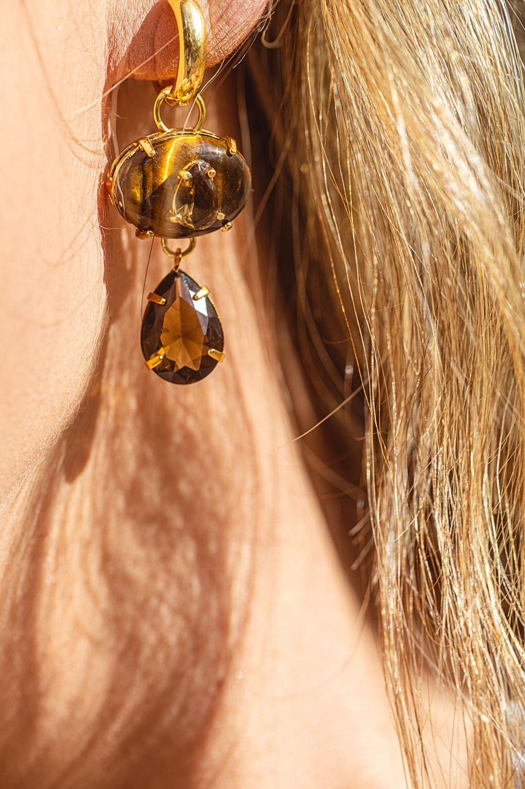 Brincos com Pedra Castanha