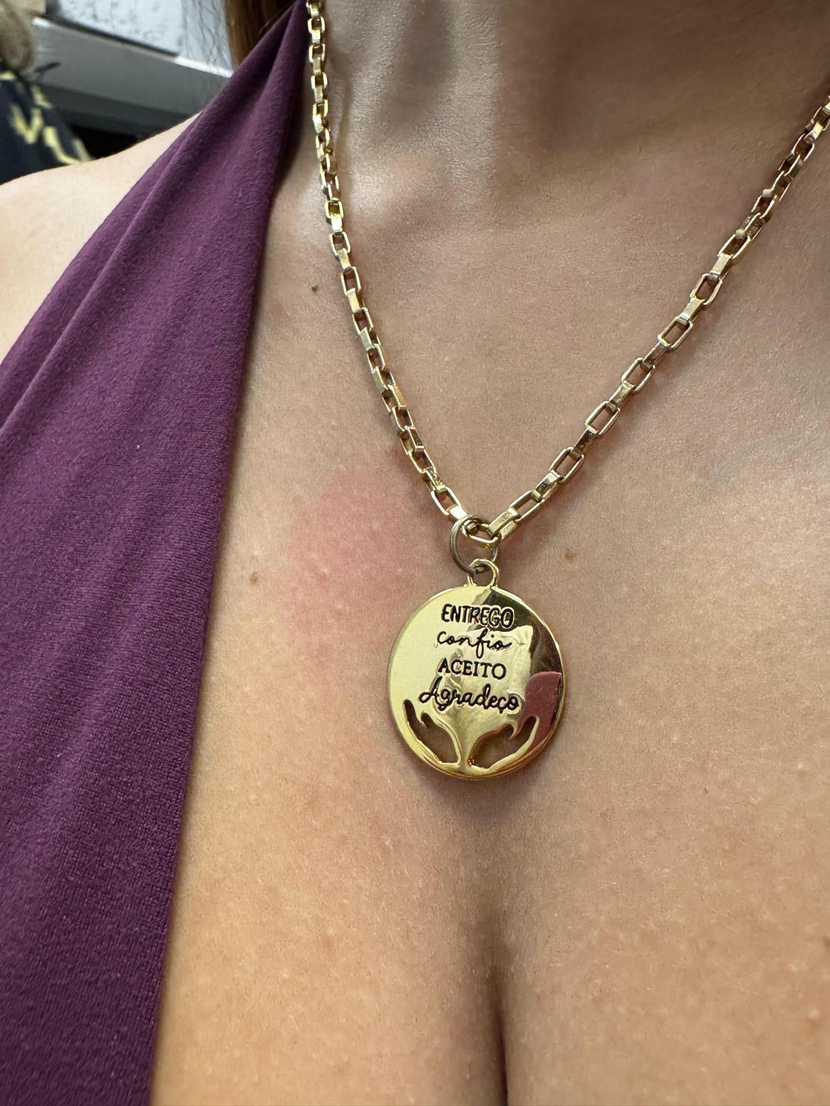 Colar com Medalha “Entrego, Confio, Aceito, Agradeço”