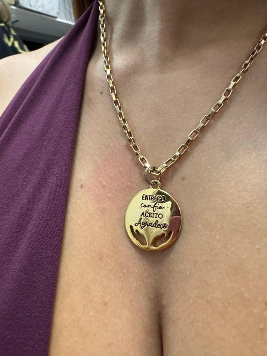 Colar com Medalha “Entrego, Confio, Aceito, Agradeço”